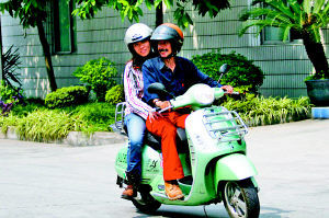 意大利男子骑摩托载华人妻子环游中国(图)