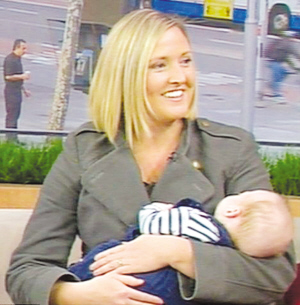 凯特抱着詹米参加访谈节目。