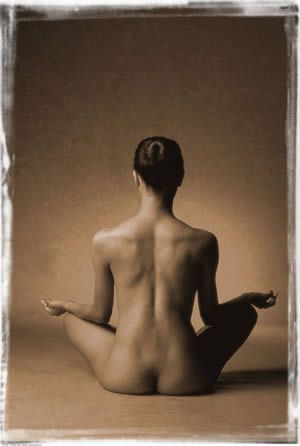 塑形美体 裸体瑜伽你敢尝试吗？