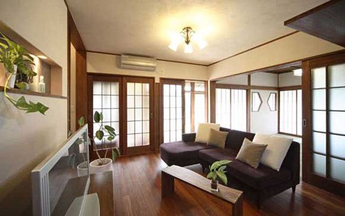 简约的格子趟门不论在日式和室还是西式客厅中都很配衬，显得简洁大方，搭配几盆绿色植物，显得整个空间很清新