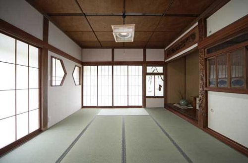 日式的障子纸拉门，榻榻米地板，这个场景真的让人有种穿越回到古代日本的感觉哦