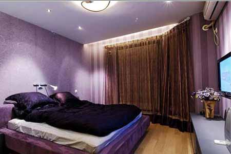 卧室，紫色花纹壁纸，整体色调温馨浪漫