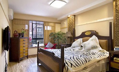 卧室的家具是班太太一眼相中的三件套稳健的色调和复古的造型