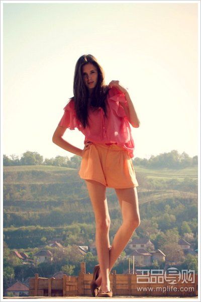 粉色小飞袖衬衫+浅橘色休闲短裤~相邻的两个色系的混搭也能如此美妙。