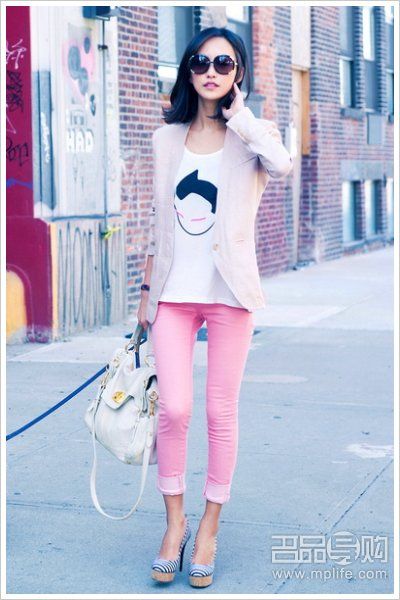 裸粉色小外套内衬白色阿童木T恤，嫩粉色铅笔裤~非常chic又很有童趣的一套OL装。