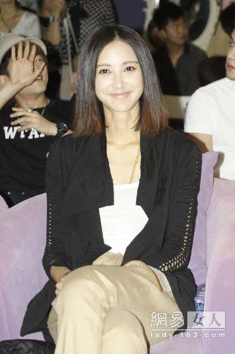 侧分中长发梨花头尽显女性的娇美气质