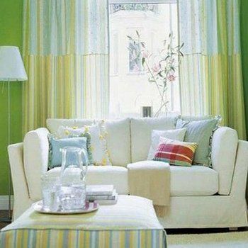 窗帘轻薄的质地和颜色与沙发前的布艺小墩相呼应